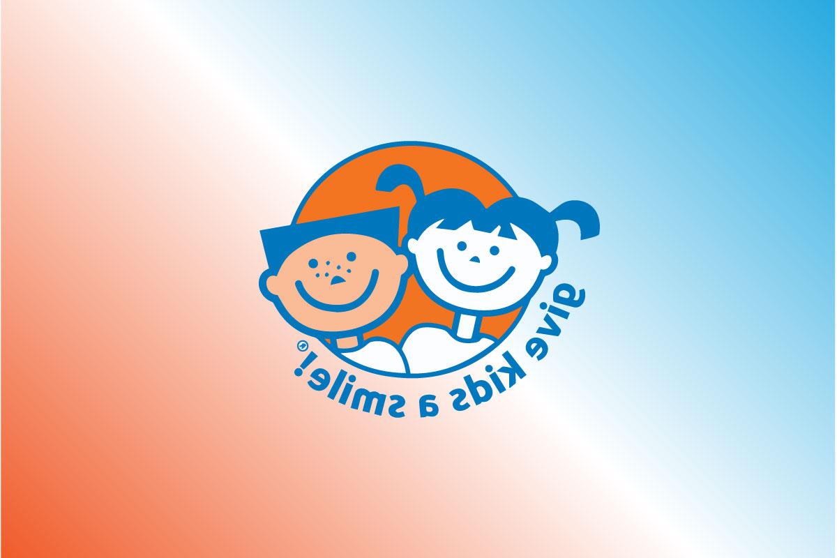 蓝色和橙色的背景，一个小女孩和男孩，给孩子一个微笑在他们下面